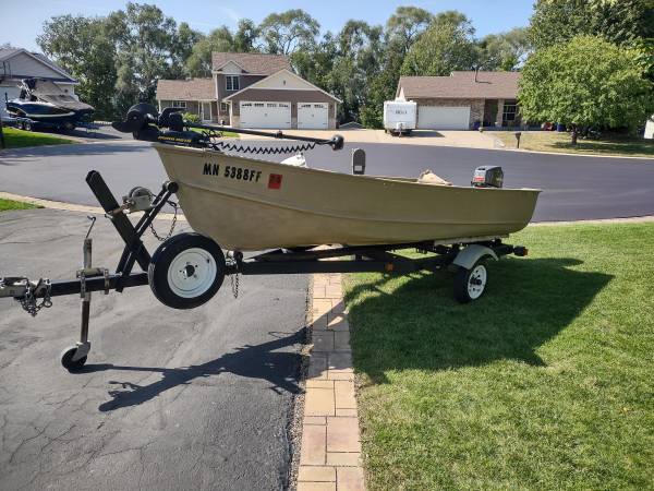 Lund 14 ft boat with 20 HP Mariner and trailer. $1,899
