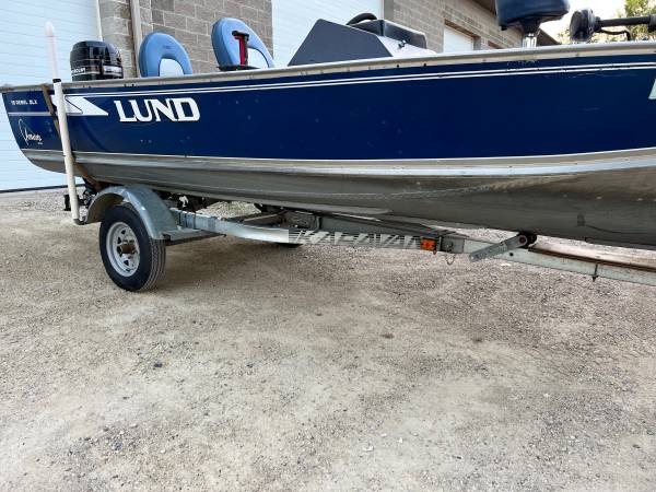 Lund 16 Rebel DLX fishing boat $2,900