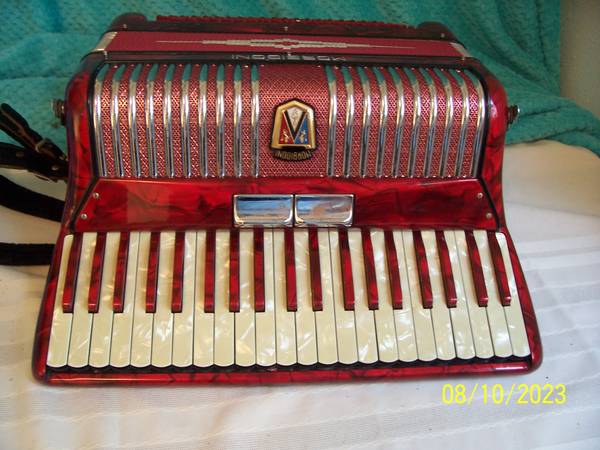 Photo Morbidoni Red accordian 15 lbs 15 12 keys 120 bass accordion $350