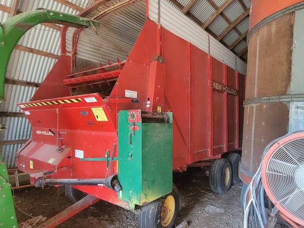 Photo New Holland foragechopper wagon $3,500