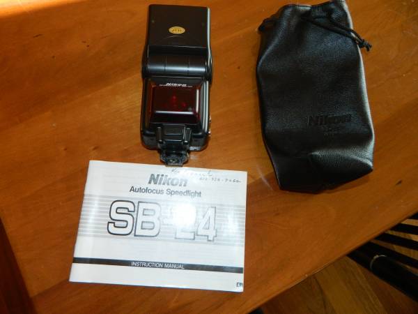 Photo Nikon SB-24 Autofocus Speedlight Flash $35