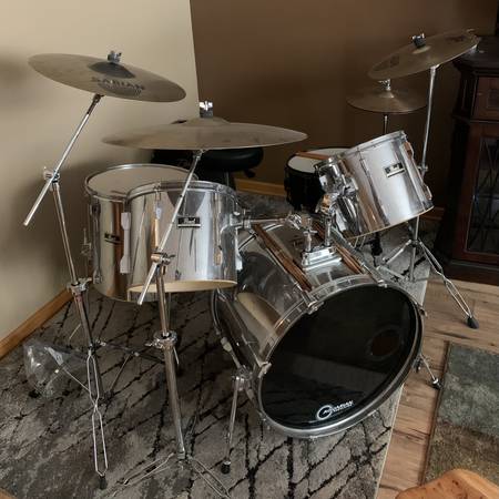 Photo Pearl Drum Set $875