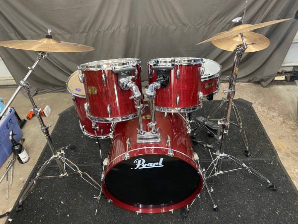 Photo Pearl Export 5-Piece Drum Set with Hardware And Cymbals $760