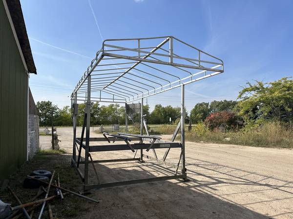 Photo Pier Pleasure Vertical Boat lift with 22 Canopy $2,500