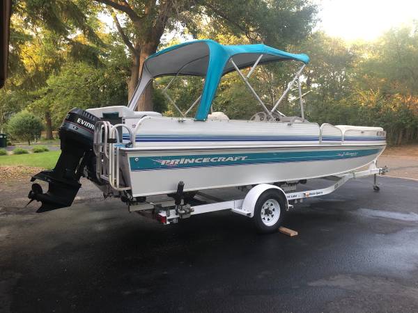 Photo Princecraft Deck Boat (end of season deal) $11,000