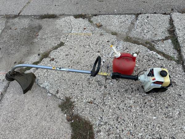 Photo Ryobi Weed Trimmer Whipper and Gas Can $10