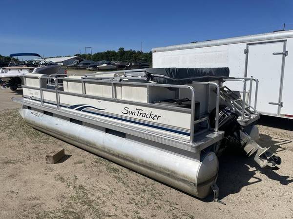 SUNTRACKER PARTY BARGE 200 25HP $5,999