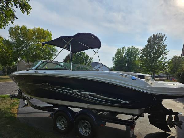 Photo Sea Ray 220 Select With Low Hours $23,999