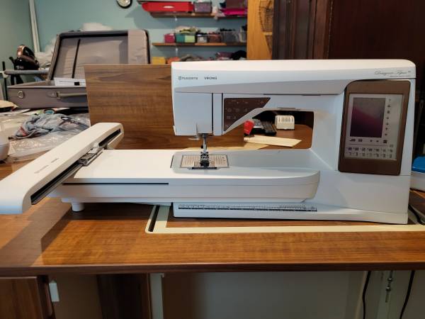 Viking Designer Topaz 50 sewingembroidery machine $2,250