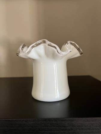 Vintage Fenton ArtMilk Glass Crest Ruffle Top Hat Vase 3.75 $15