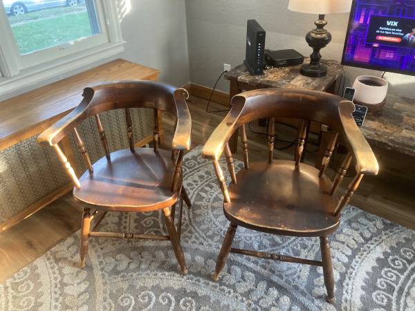 Photo Vintage chairs - well worn $30