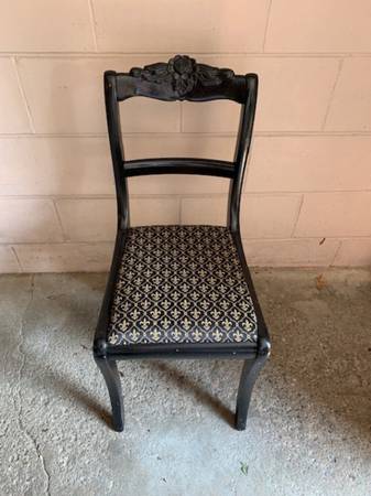 Photo Vintage wooden chair $10