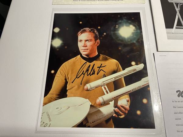 Photo William Shatner Captain Kirk Autographed Photo Star Trek $35