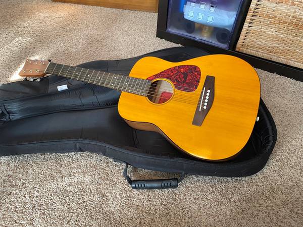 Photo Yamaha JR1 Junior Acoustic Guitar with Case and Tuner $175