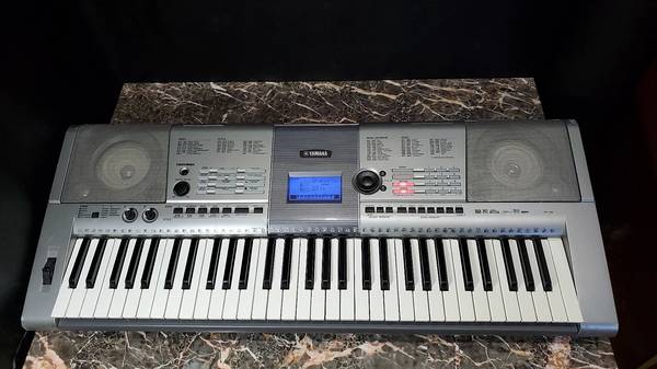 Photo Yamaha YPT 400 Keyboard $165