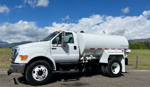 2005 Ford F750 water truck 2000 gallon $55,900
