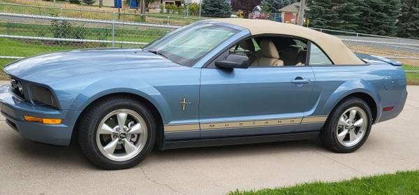 Photo 2007 Ford Mustang convertible, blue like new - $18,995 (Target Range, Missoula)