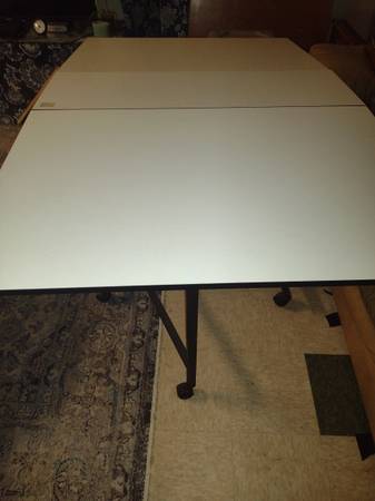 Photo White fold out table $25