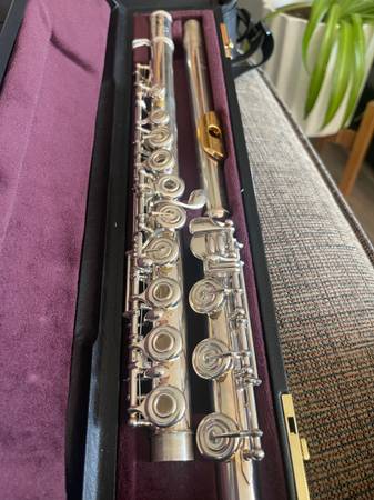 Photo Yamaha Intermediate open hole Flute - Allegro 472 $1,900