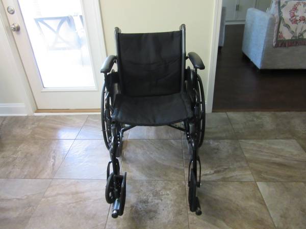 Photo Ultra-Lightweight Drive Medical Cruiser III Wheelchair 18-Inch Size $75
