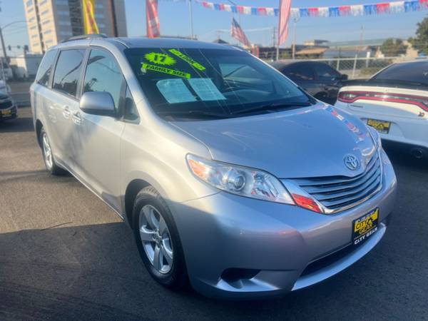 Photo 2017 Toyota Sienna LE 8 Passenger 4dr Mini Van $26,999