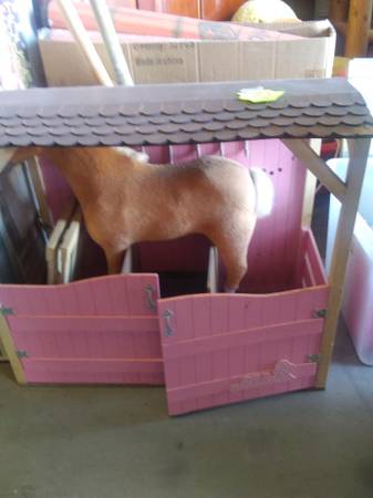 Doll Horse Stable and 1 Horse $40