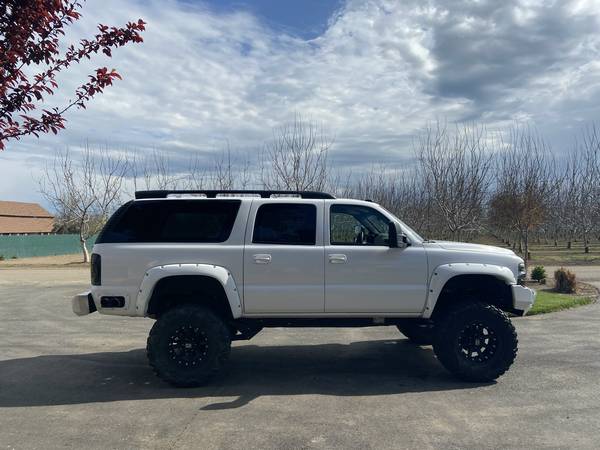 Photo Lifted Suburban 4x4 2003 - $14,000 (Patterson)