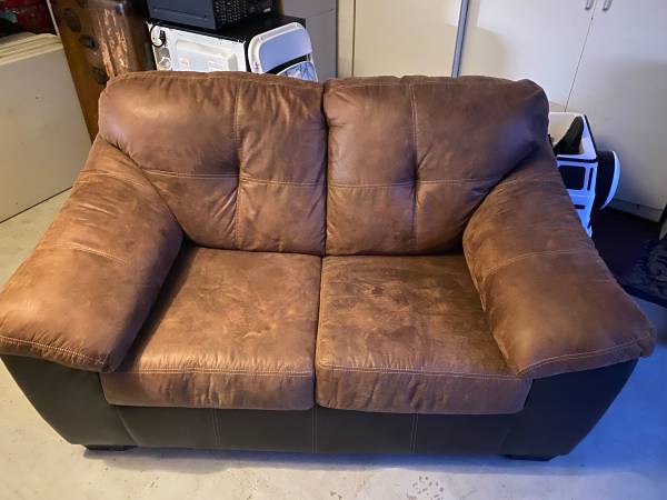 Photo Two Person Love Seat Like-New $200