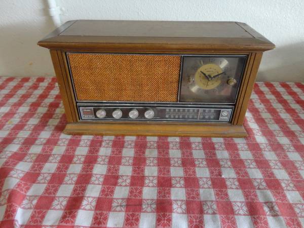 Photo m c - antique radio $125
