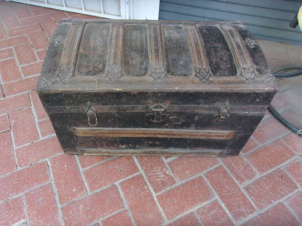 Photo very old small trunk needing love $15