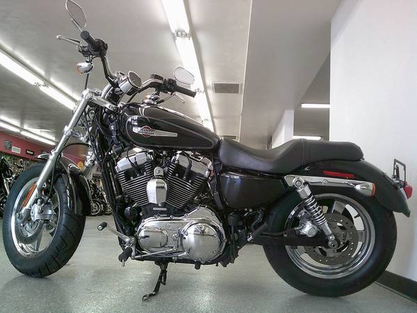 Photo 2013 HARLEY XL1200C SPORTSTER - NEW TIRES10K SERVICE $6,995