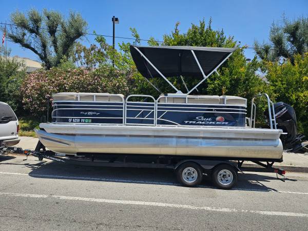 Photo 2022 suntracker 21ft Party Barge $29,999