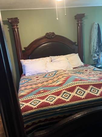 Photo King size canopy bed $300
