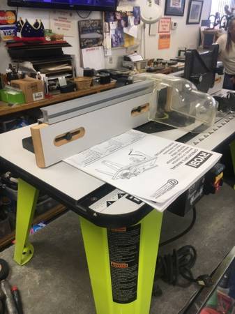 Photo ROUTER TABLE WITH ROUTER $200