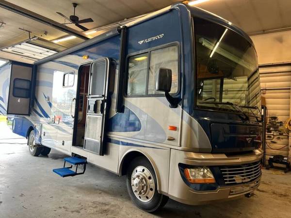 Photo 2009 FLEETWOOD BOUNDER  35H  VERY CLEAN  VERY WELL MAINTAINED  $64,995