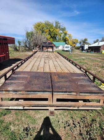 Photo gooseneck 32 ft flatbed trailer $7,000