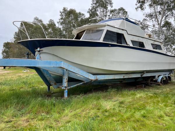1968 pleasure boat $8,500