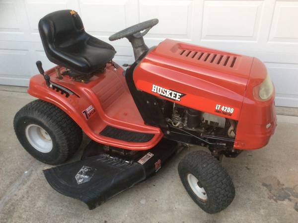 Photo Huskee LT4200 Riding Tractor lawnmower - 42 Deck, 18.5 Hp Briggs $1,200