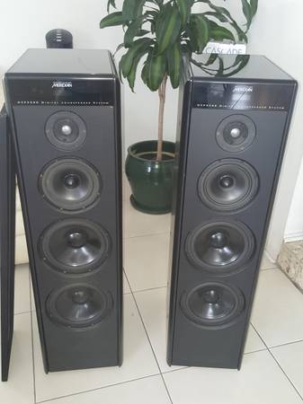 Photo Meridian DSP5500 speakers $2,300