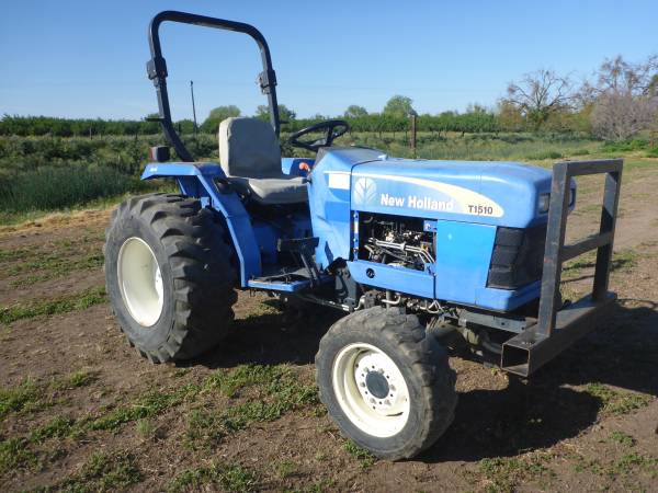 Photo New Holland T1510 30 HP 4x4 Tractor $6,500
