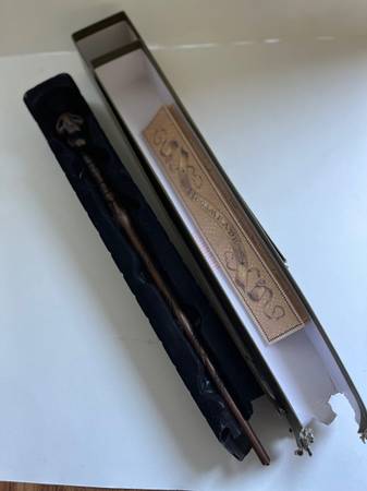 Photo Ollivanders Holly 8 Wand with Map Wizarding World of Harry Potter $20