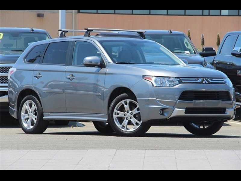 Used 2014 Mitsubishi Outlander FWD SE for sale Cars & Trucks For Sale