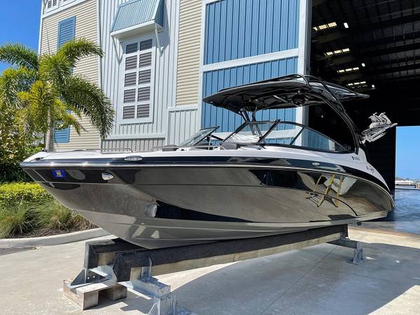 Photo Yamaha boat w twin inboard 158 hrs $42,000