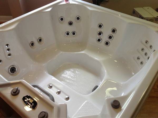51 Jet 2023 Model 6Person Hot Tub Spa for Sale $4,899