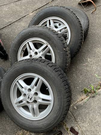 Photo Honda Gen 1 CRV Snow Tires Rims 20570R15 $80