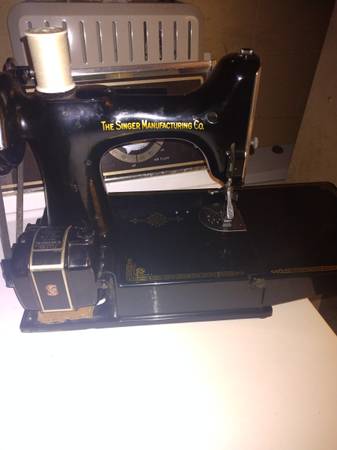 Photo Vintage 1950s Singer Sewing machine $300