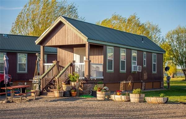 Photo Warden Lake RV Resort has 2 Cabins for rent $850