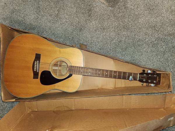 Photo Yamaha FG-335 Acoustic Guitar $150