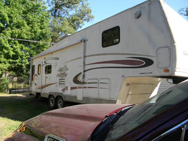 Photo 2004 Prowler 31 Ft Fifth wheel $2,500