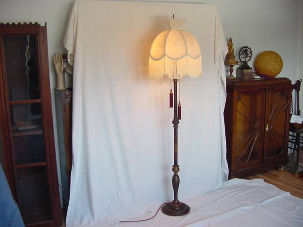Photo ANTIQUE EARLY 1900 BEAUTIFUL OLD WOOD FLOOR LAMP  SHADE VINTAGE LIGHT $175
